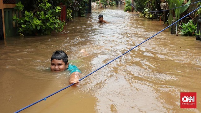 Banjir dengan ketinggian air lebih dari 100 cm membuat petugas pemadam kebakaran ikut turun melakukan evakuasi di Bidara Cina, Jakarta Timur.