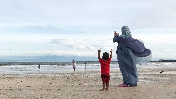 Bunda masih ingat dengan kisah Layangan Putus yang viral di media sosal? Mommy ASF kini membawa anak-anaknya untuk pindah tempat tinggal ke Malang, Jawa Timur.