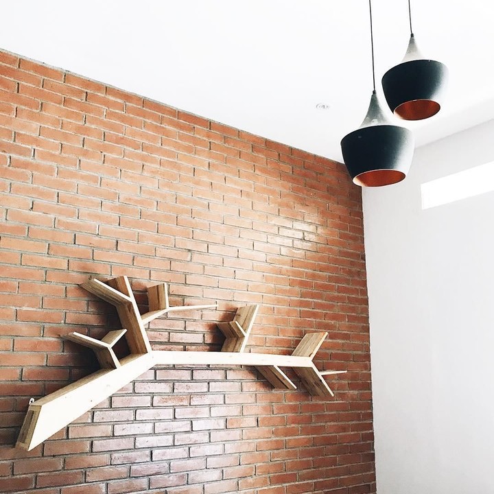 <p>Beberapa sudut rumah Ayudia dan Ditto juga mengusung desain industrial dengan menerapkan dinding batu bata ekspos. (Foto: Instagram @ayudiac)</p>