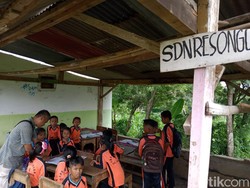 Atap SD di Probolinggo Nyaris Ambruk, Puluhan Siswa Belajar di Tempat Parkir