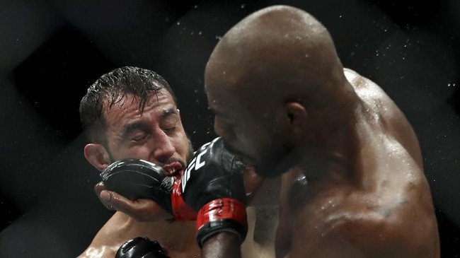 HOUSTON, TEXAS - FEBRUARY 08: (L-R) Dominick Reyes and Jon Jones in their UFC Light Heavyweight Championship bout during UFC 247 at Toyota Center on February 08, 2020 in Houston, Texas.   Ronald Martinez/Getty Images/AFP