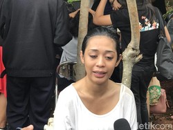 Karen Pooroe Melepas Rindu pada Zefania dengan Coklat dan Mainan