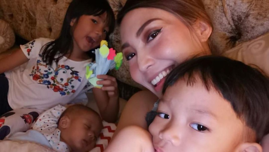 Ayu Dewi Ayu Dewi dan anaknya