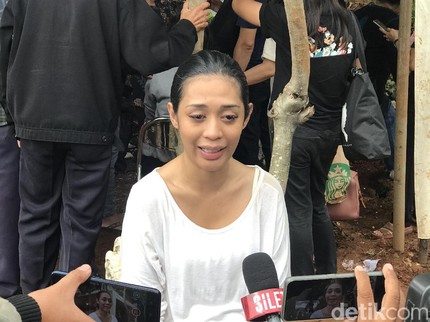 Kejanggalan Kematian Anak Karen Idol yang Jatuh dari Apartemen