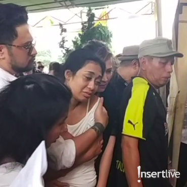 Tangis Histeris Karen Pooroe Pecah di Depan Pusara Anak
