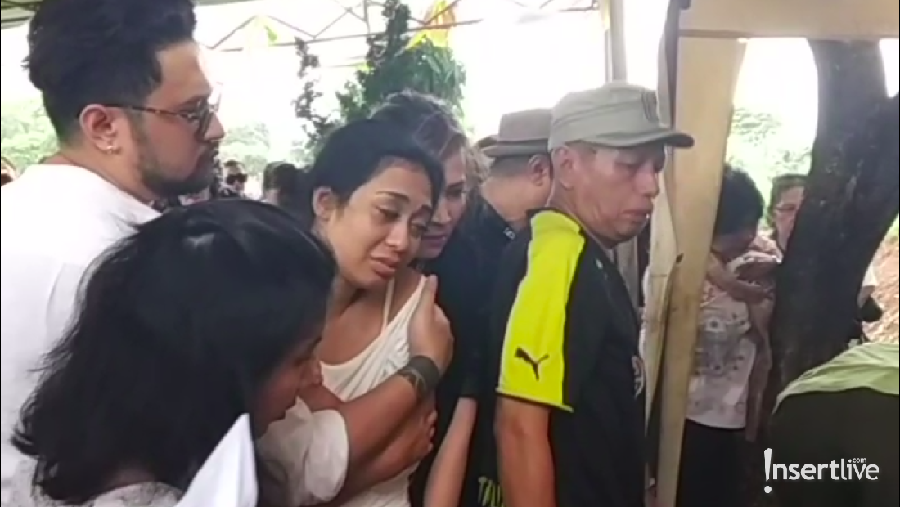 Karen Pooroe menangis histeris di depan pusara anaknya, Zefania Carina Claproth.