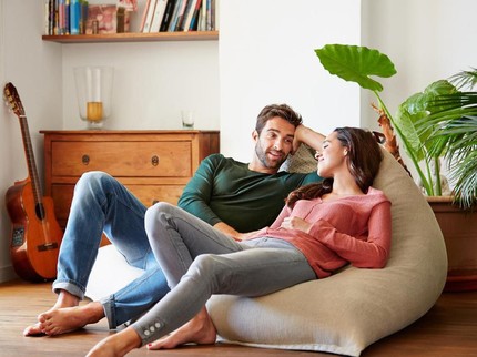 Tips Hubungan Suami Istri Makin Harmonis, Jadilah Pendengar yang Baik