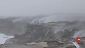 VIDEO: Melihat Air Terjun Terbalik di Australia