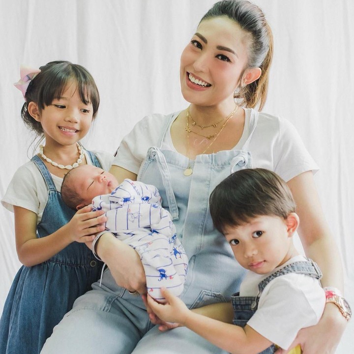 <div>Ayu Dewi melahirkan anak ketiganya yang diberi nama Muhammad Aqli Athaya pada 29 September 2019 lalu, Bunda. (Foto: Instagram @mrsayudewi)</div>