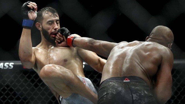 FOTO: Jon Jones Pertahankan Gelar di UFC 247