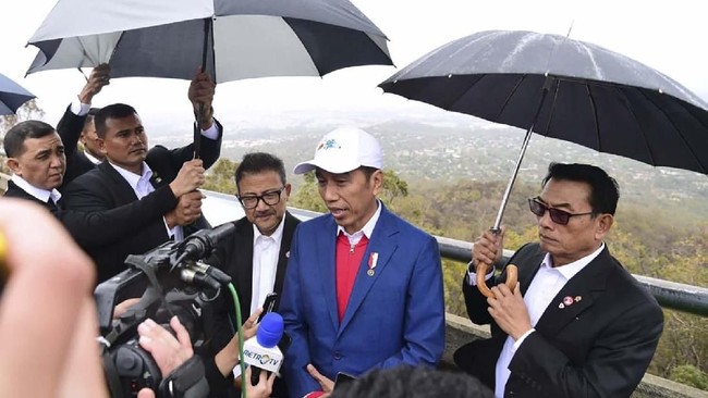 Joko Widodo mengklaim Microsoft, Amazon, Alibaba, dan Google tertarik berinvestasi di data center atau pusat data di Indonesia.