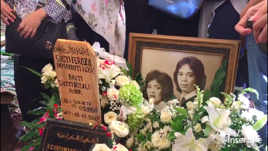 Damayanti Noor Dimakamkan Berdampingan Dengan Chrisye Damayanti Noor meninggal dunia dan dimakamkan satu liang lahat dengan sang suami, Chrisye.