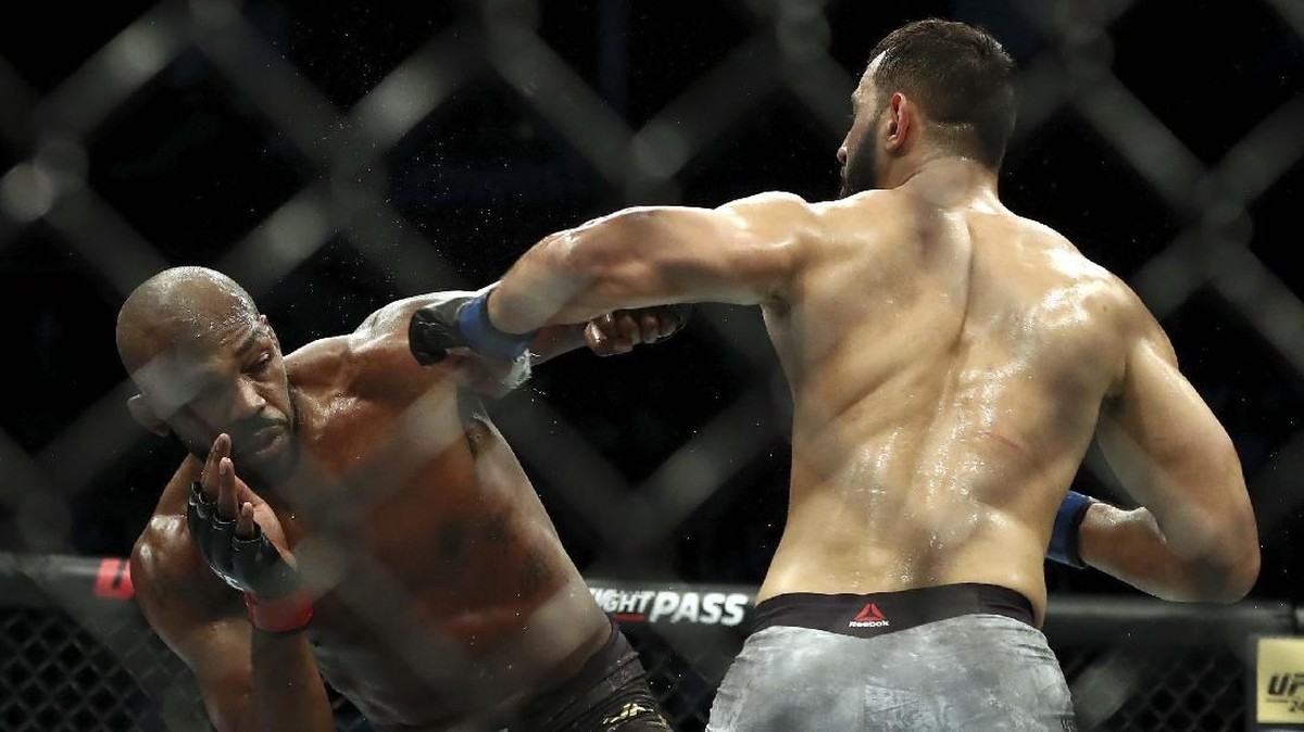 FOTO: Jon Jones Pertahankan Gelar di UFC 247