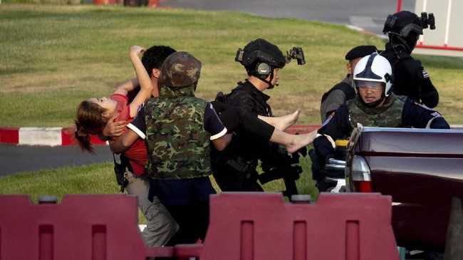 Tentara Thailand melepaskan tembak ke kerumunan orang hingga menewaskan 12 warga sipil, Sabtu (8/2).