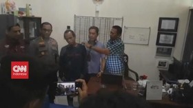 VIDEO: Penasaran, Penumpang Buka Pintu Darurat Pesawat