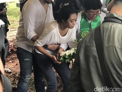 Tangisan Pilu Iringi Kepergian Anak Karen Pooroe