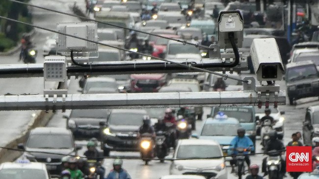 Sistem tilang elektronik (E-TLE) sepeda motor sudah berlaku pada 1 Februari 2020 di kawasan Gajah Mada,  Hayam Wuruk dan Harmoni. Jakarta. Minggu (9/2/2020). Kamera E-TLE (Electronic Traffic Law Enforcement) akan merekam motor yang melakukan pelanggaran dengan sistem pada E-TLE yang akan melacak pelat nomor motor di data base kepolisian. CNN Indonesia/Andry Novelino