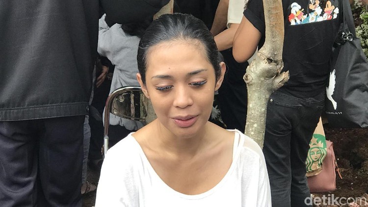 Karen Idol mengatakan, hatinya malam itu sangat sakit memikirkan Zefania. Dia tak pernah menyangka sang anak meninggal dunia. Baca cerita selengkapnya.