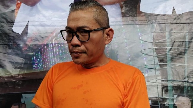 Pengemudi Toyota Agya bernama Tohap Silaban ditahan polisi usai mendorong dan mencekik anggota polisi yang hendak menilangnya di Tol Angke.