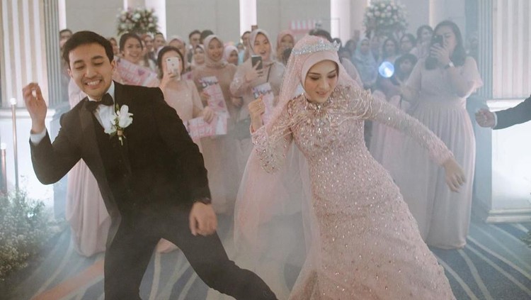 Sepasang pengantin viral karena dance dengan lagu BTS di resepsi mereka. Mereka adalah Bianca dan Fatan. Ternyata, seperti ini latihan Bianca dan suaminya.