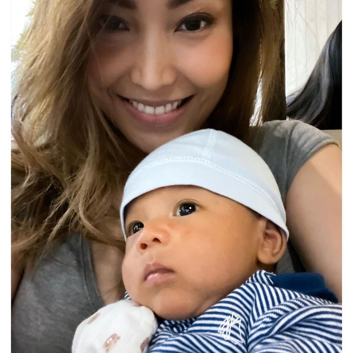 Aqli lagi lihat apa ya? Serius banget. Padahal Mama Ayu sudah lihat ke kamera. (Foto: Instagram @mrsayudewi)