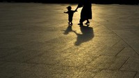 Begini Cara Mommy ASF 'Layangan Putus' Jauhkan Anak dari Gadget