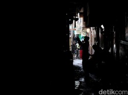 Pemkot Jakarta Utara Segel 42 Kafe di Gang Royal