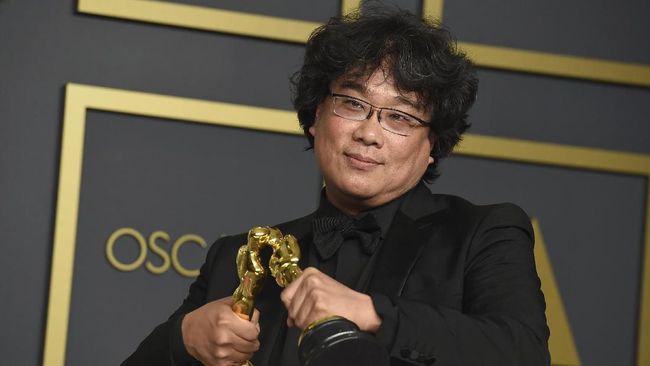 Bong Joon-ho membawa pulang banyak piala Oscar berkat Parasite. Ia pun meminta maaf kepada para pengukir piala Oscar karena membuat mereka harus bekerja keras.