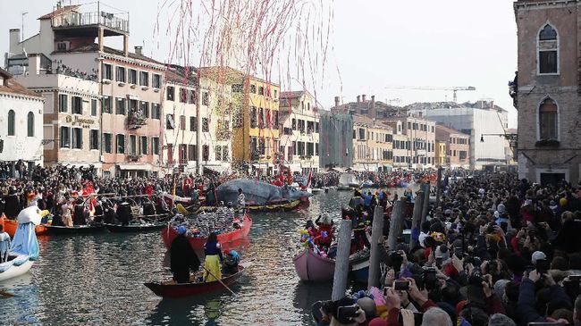 Bernama asli Carnevale di Venezia, karnaval tahunan ini dikenal dengan parade topengnya yang unik.