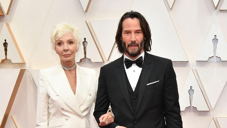 Keanu Reeves memang tak menang penghargaan di Oscar 2020. Tapi dia berhasil dinobatkan sebagai 'Best Son' karena datang bersama sang ibu.
