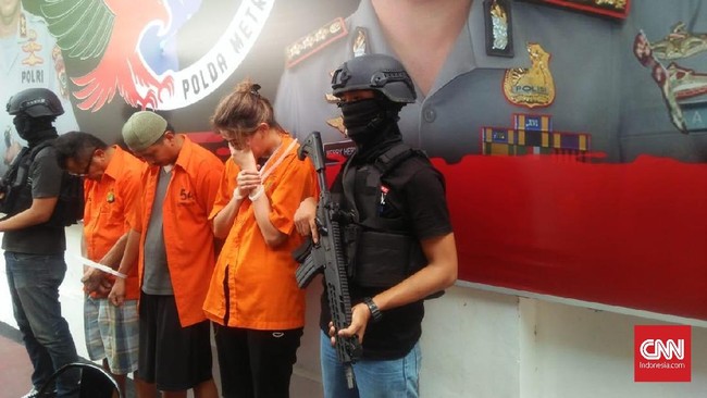 Polisi menyebut aktris Nanie Darham telah satu tahun menjadi pengedar kokain. Dia menjual kokain dengan harga Rp4 juta per gram.