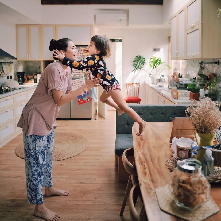 <span style="color: #500050; font-family: Arial, Helvetica, sans-serif; font-size: small;">Bagian dapur rumah juga sangat kental dengan warna coklat, terlihat dari lantai dasar, serta meja makan kayu yang kokoh. (Foto: Instagram @ringgoagus)</span>