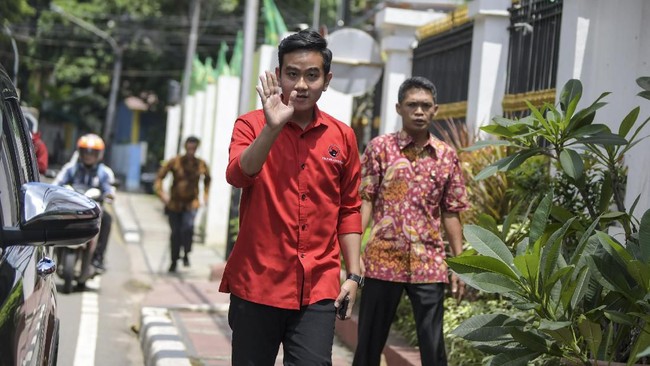 Bakal Calon Wali Kota Solo, Gibran Rakabuming Raka tiba di Kantor DPP PDI-P, Menteng, Jakarta, Senin (10/2/2020). Gibran datang untuk menjalani fit and proper test atau uji kelayakan dan kepatutan sebelum maju menjadi calon Wali kota pada Pilkada Solo 2020. ANTARA FOTO/Galih Pradipta/ama.