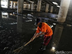 Penampakan Banjir di Underpass Kemayoran Surut, Sisakan Lumpur