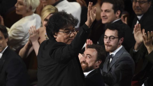 Tak hanya warga Korea Selatan dan Asia yang bergembira atas kemenangan Parasite, para selebriti dunia turut merasa bangga atas capaian tim Bong Joon-ho.