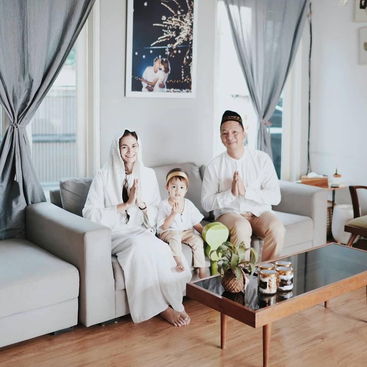 <span style="color: #222222; font-family: Arial, Helvetica, sans-serif; font-size: small;"> Perpaduan warna putih, abu, serta coklat di ruang tamu ini, membuat ruangan terasa makin hangat. (Foto: Instagram @ringgoagus)</span><span class="im" style="color: #500050; font-family: Arial, Helvetica, sans-serif; font-size: small;"><br /></span>