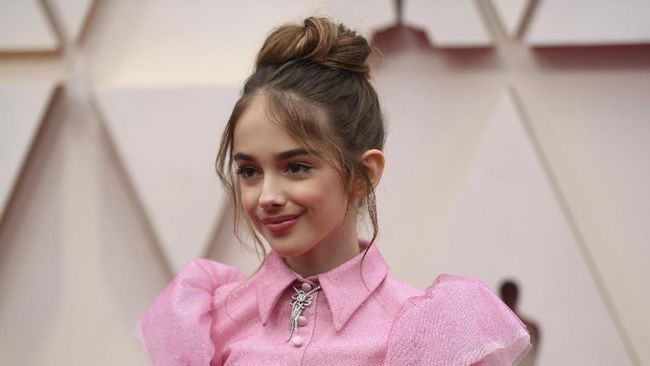 Jika para selebriti Hollywood datang dengan busana anggun dalam penganugerahan Piala Oscar 2020, aktris cilik Julia Butters justru menjinjing bekal makanan.