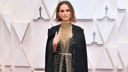 Aksi Protes Feminis Natalie Portman lewat Jubah di Oscar 2020