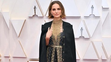 img-title Aksi Protes Feminis Natalie Portman lewat Jubah di Oscar 2020