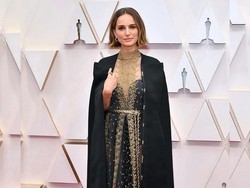 Aksi Protes Feminis Natalie Portman lewat Jubah di Oscar 2020