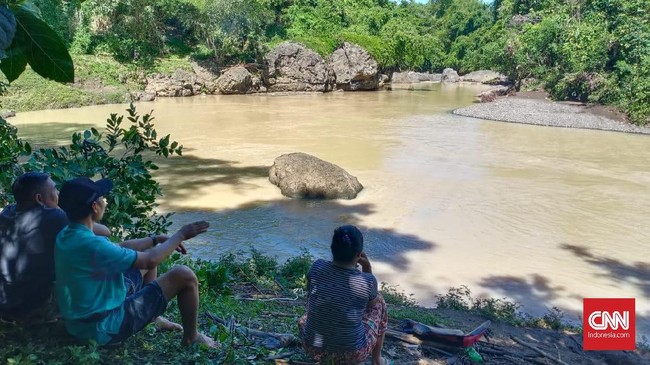 Peltu Susila hilang usai terpeleset dan terseret arus sungai Yeh Ho, Bali. Sudah 24 jam, pencarian, anggota TNI-Polri belum menemukan Peltu Susila.