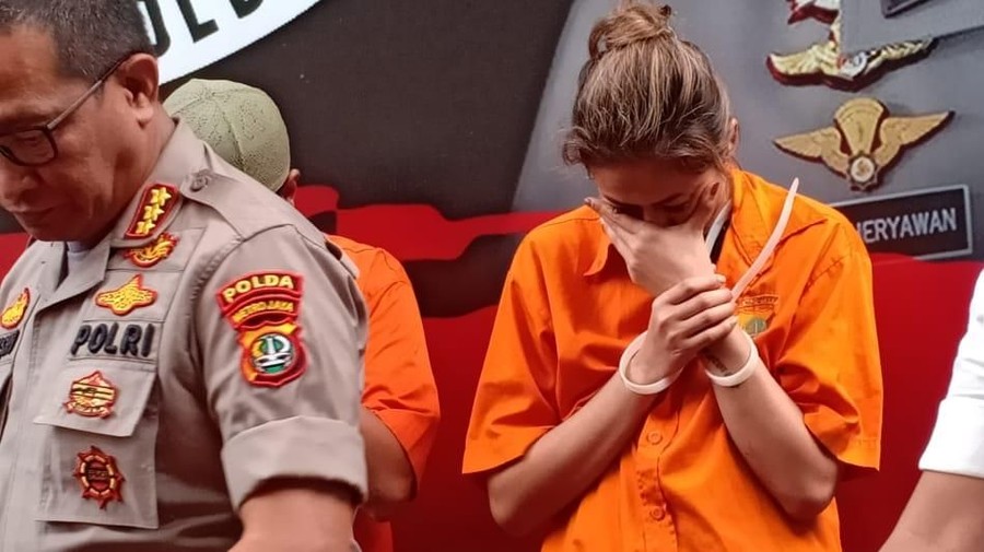 Artis Air Terjun Pengantin, Nanie Darham Ditangkap Polisi Terkait Narkoba Bintang film Air Terjun Pengantin, Nanie Darham ditangkap polisi karena kasus narkoba.