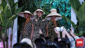 FOTO: Eksotika Batik Tropis Purana