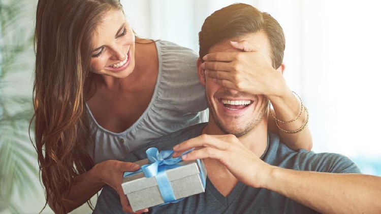 Menyambut Hari Valentine, kalau ingin memberikan hadiah spesial untuk ayah, Bunda bisa pertimbangkan beberapa ide yang sudah HaiBunda rangkum ini. Disimak ya.
