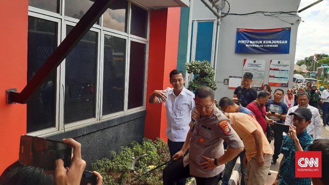 Kepala Rutan Cipinang, Muhammad Ulin Nuha, menceritakan kronologi peristiwa penembakan itu. Kata dia, ada dua kali tembakan dan tidak ada korban jiwa.