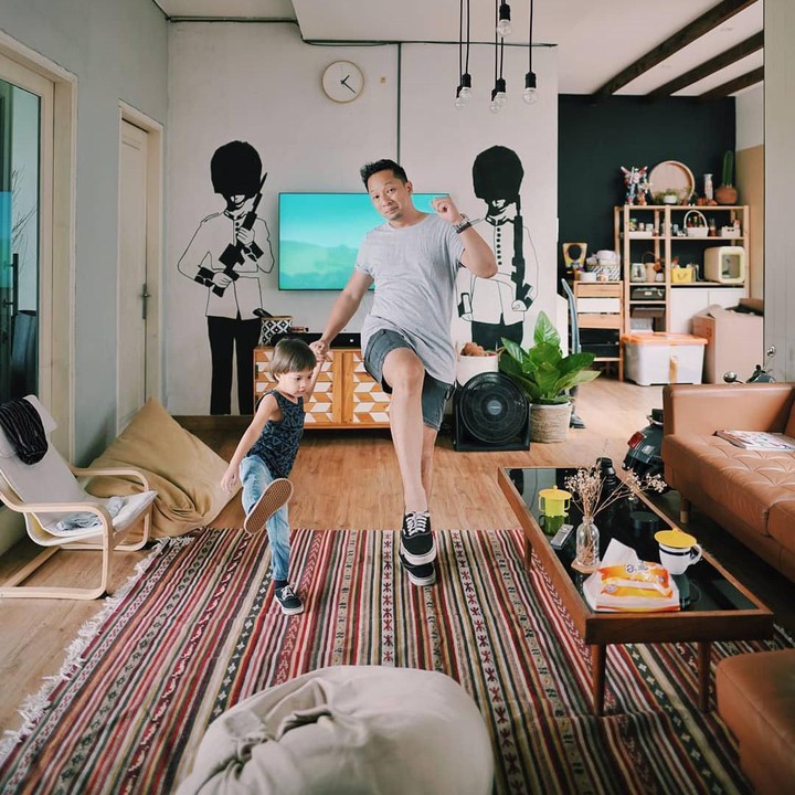 <span style="color: #222222; font-family: Arial, Helvetica, sans-serif; font-size: small;">Warna setiap ruangan di rumah Ringgo dan Sabai bertema monokrom, dengan kombinasi warna coklat. (Foto: Instagram @ringgoagus)</span><span class="im" style="color: #500050; font-family: Arial, Helvetica, sans-serif; font-size: small;"><br /></span>