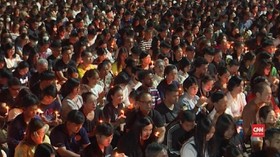VIDEO: Doa dan Lilin untuk Korban Penembakan di Thailand