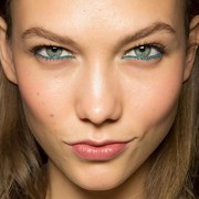 Tips Memakai Eyeliner Warna-Warni
