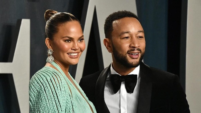 BEVERLY HILLS, CALIFORNIA - FEBRUARY 09: Chrissy Teigen and John Legend attend the 2020 Vanity Fair Oscar Party hosted by Radhika Jones at Wallis Annenberg Center for the Performing Arts on February 09, 2020 in Beverly Hills, California. (Photo by Frazer Harrison/Getty Images)