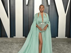 Chrissy Teigen Tiba-tiba Menangis, Kenapa?